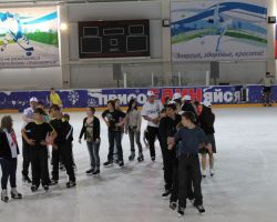 02.06.2011. Друг за другом на каток
